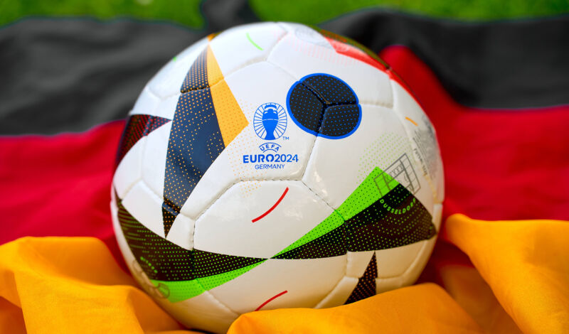 Ein Fußball zur Euro 2024