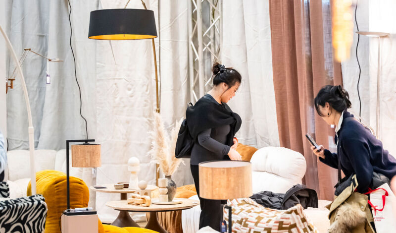 Besucher auf der internationalen Möbelmesse imm cologne