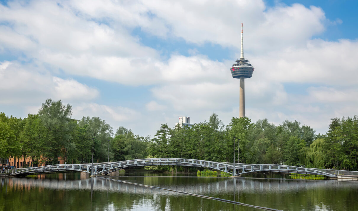 Das Foto zeigt eine Brücke über den See am Mediapark Köln.