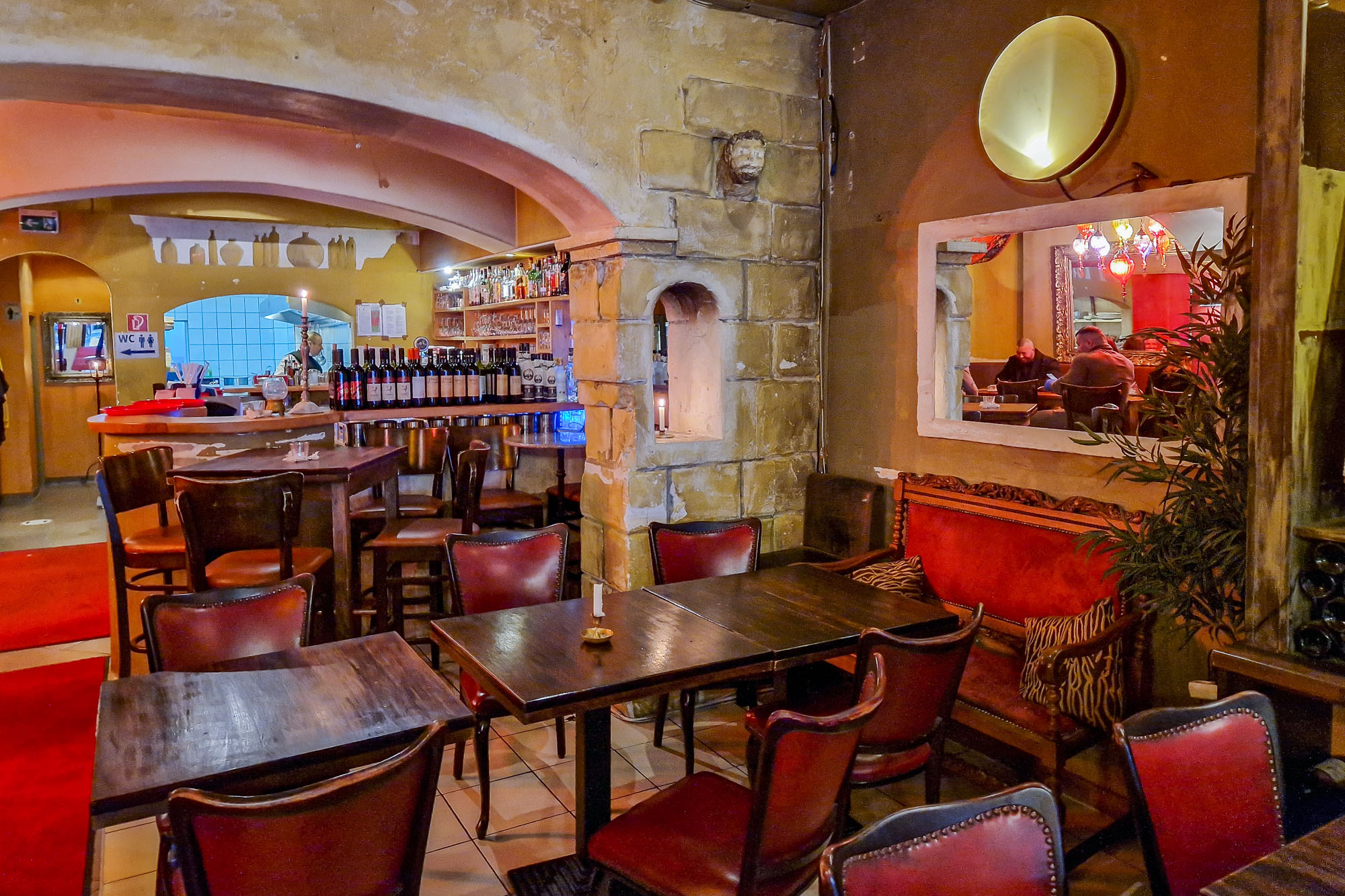 Im Gastraum des Restaurants Lyly in der Kölner Altstadt