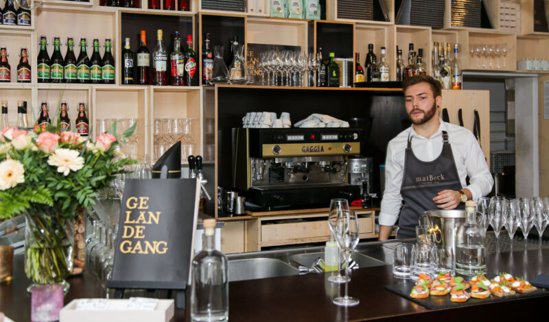 Ein Kellner hinter der Theke des Kölner Restaurants Maibeck.