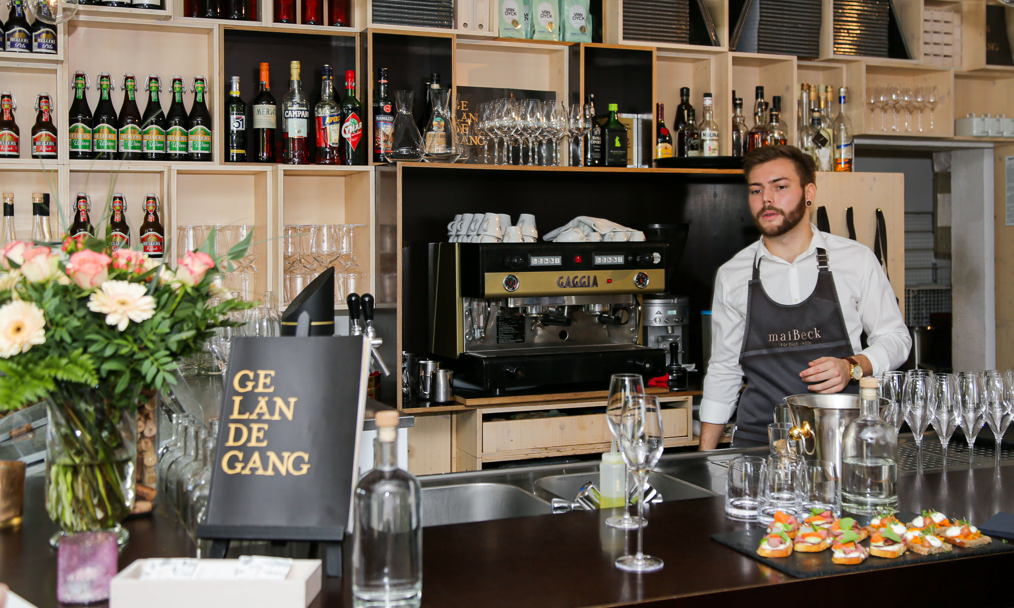 Ein Kellner hinter der Theke des Kölner Restaurants Maibeck.