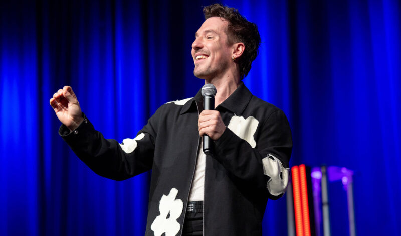 Comedian Nico Stank auf der Bühne