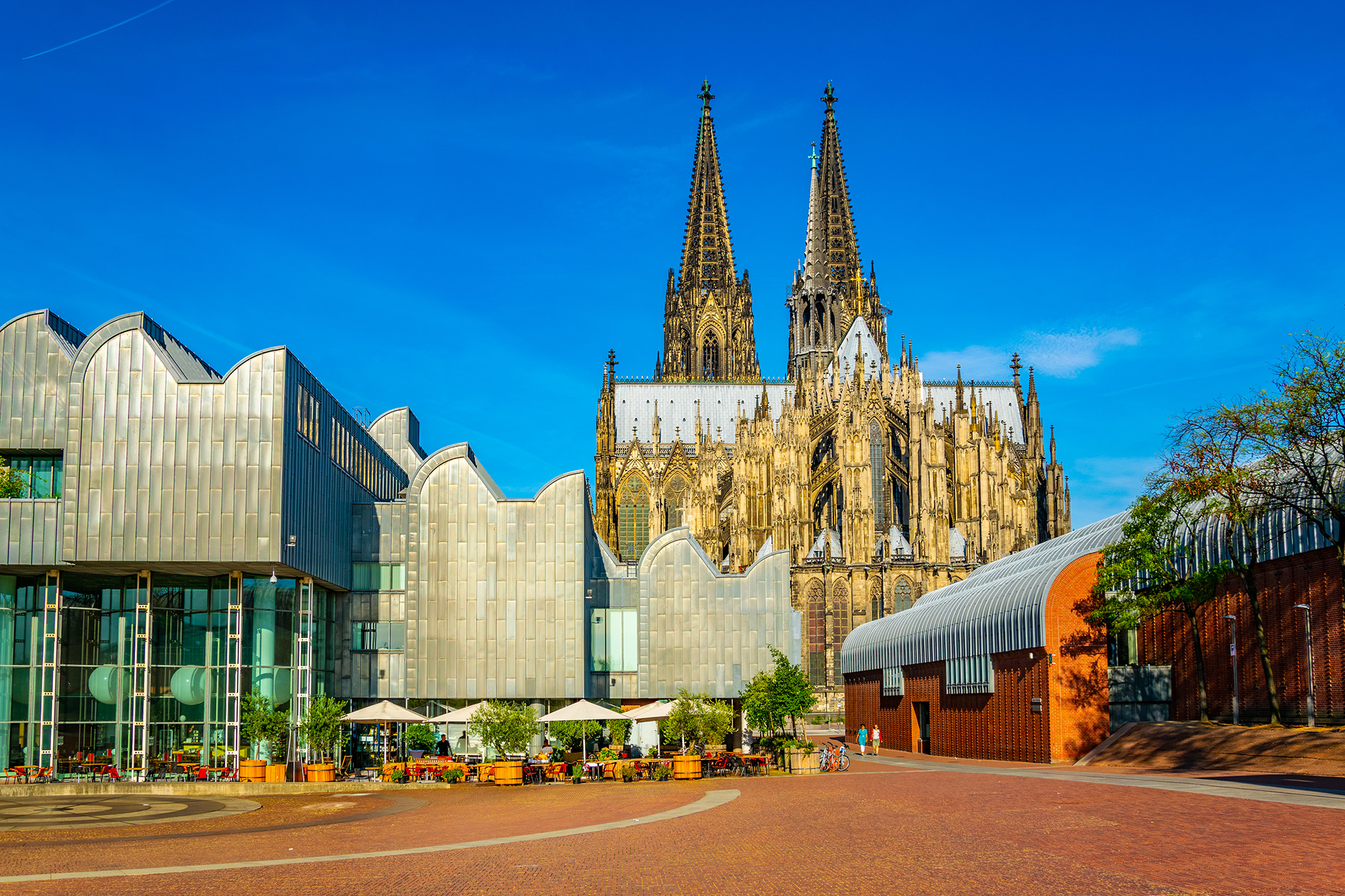 Die Philharmonie Köln vor der Kulisse des Kölner Doms.