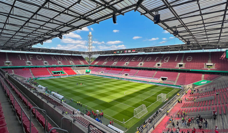 Blick auf das Spielfeld, die Südkurve und die Osttribüne des Rheinenergie-Stadions