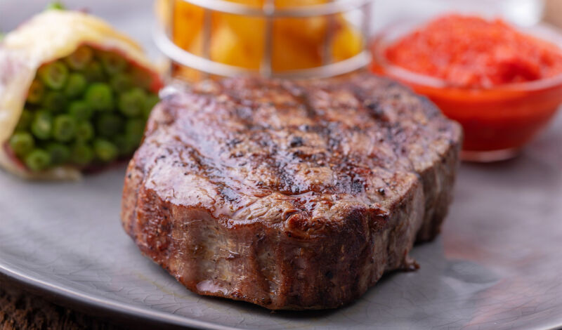 Ein Steak vom Grill mit Gemüse und Sauce