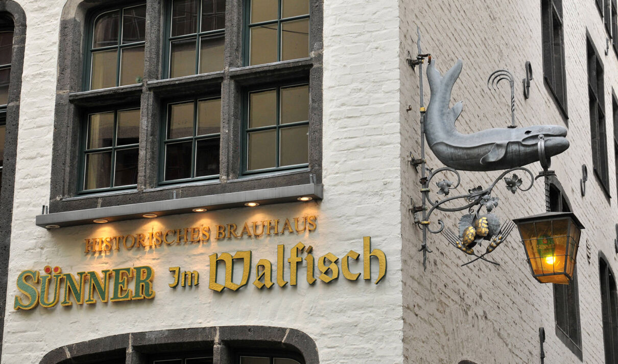 Die Fassade des Brauhauses Sünner im Walfisch in der Kölner Altstadt.
