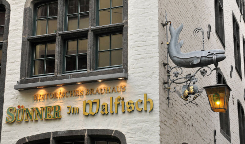 Die Fassade des Brauhauses Sünner im Walfisch in der Kölner Altstadt.