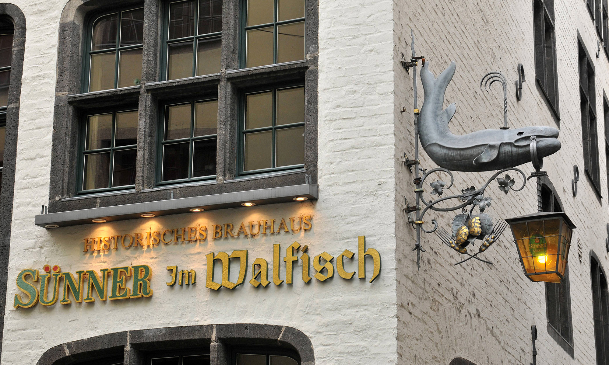 Die Fassade des Brauhauses Sünner im Walfisch in der Kölner Altstadt.