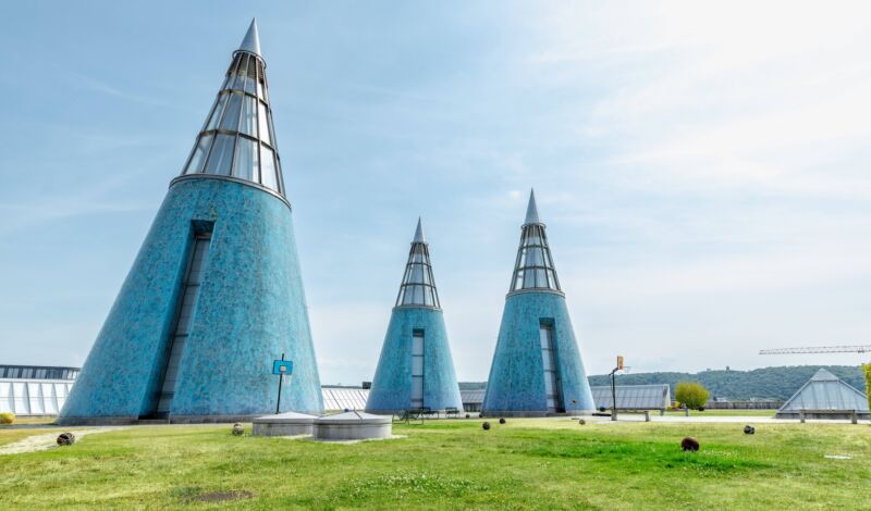 Die drei Kegel auf dem Dach der Bundeskunsthalle der Bundesrepublik Deutschland sind die Wahrzeichen des Museums. Es ist ein Teil der Museumsmeile am Rande des ehemaligen Regierungsviertels
