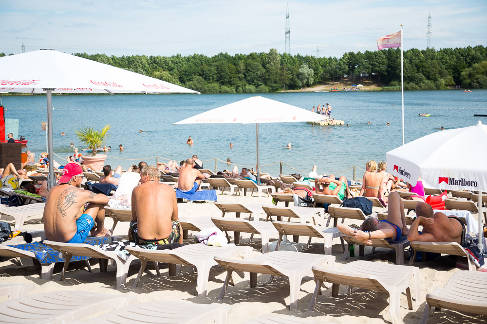 Badegäste auf Liegen im OMS Beach Club am Otto-Maigler-See