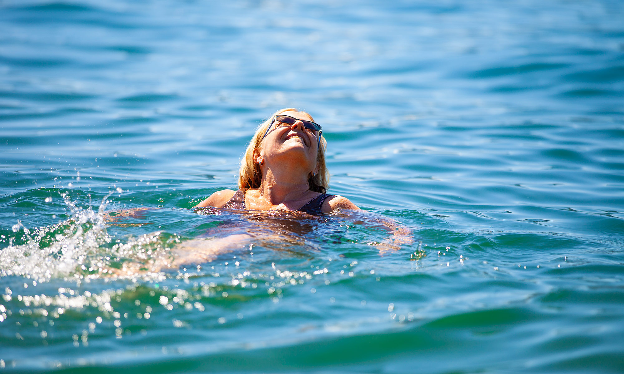 Frau im Badesee