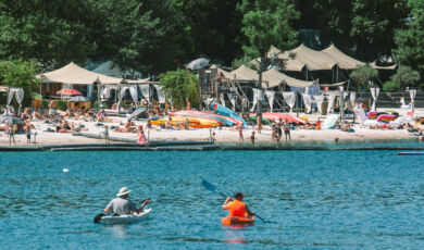 Blick auf den Beachclub Blackfoot Beach am Fühlinger See