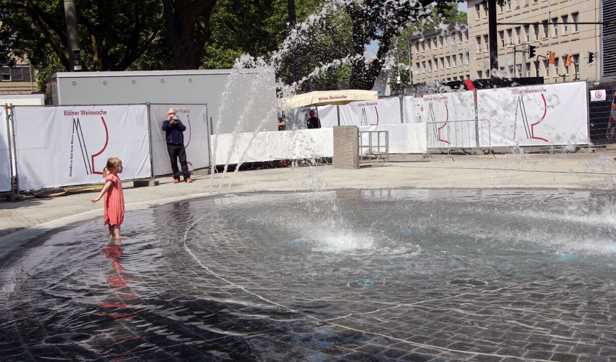 Aus drei Fontänen schießt das Wasser des Brunnens auf dem Kölner Neumarkt.