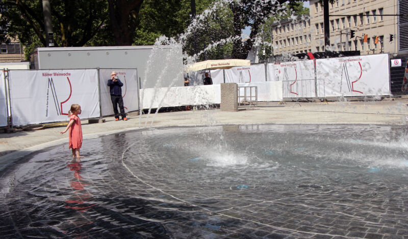 Aus drei Fontänen schießt das Wasser des Brunnens auf dem Kölner Neumarkt.
