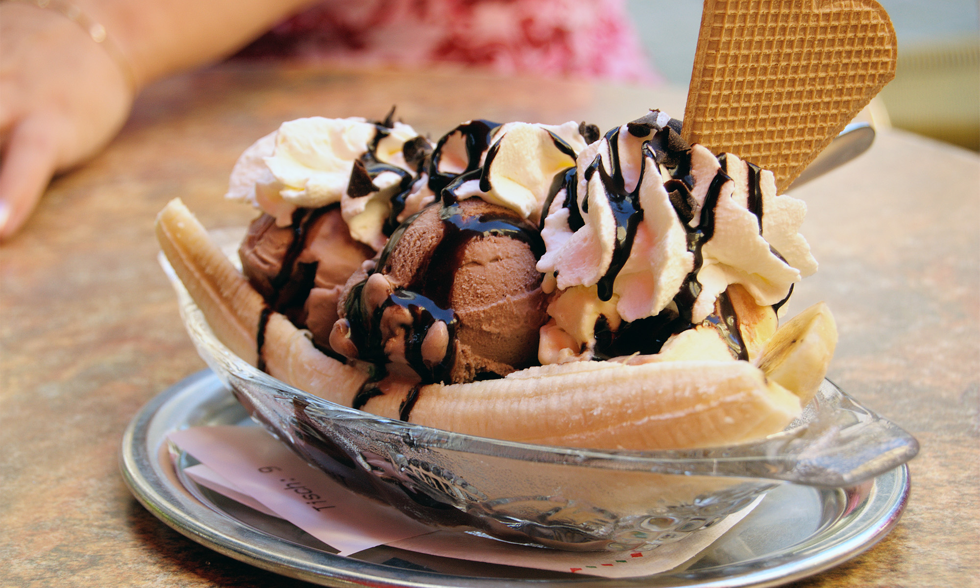 Ein Banana Split in einer Eisdiele