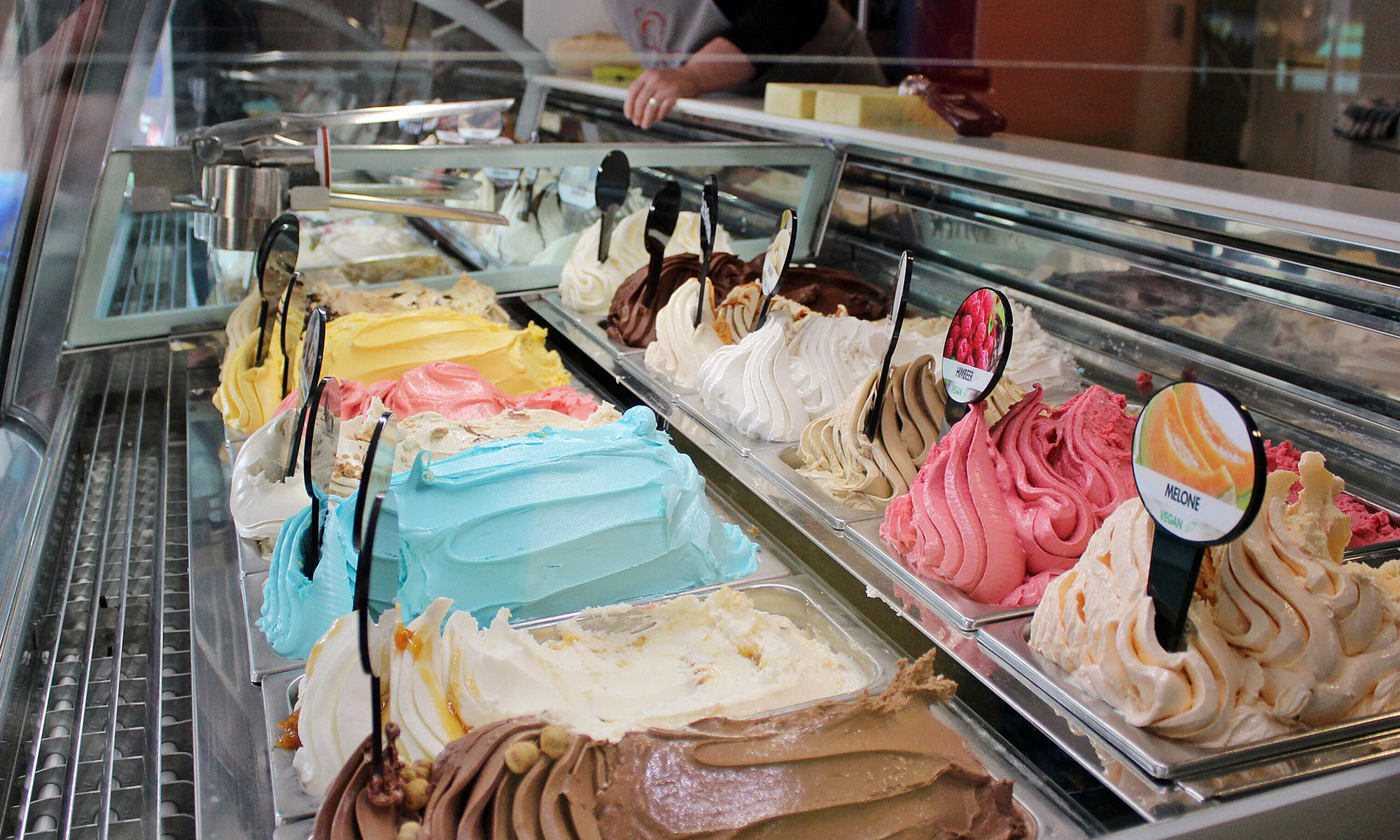 Blick in die Kühltheke einer Eisdiele mit verschiedenen Eissorten.