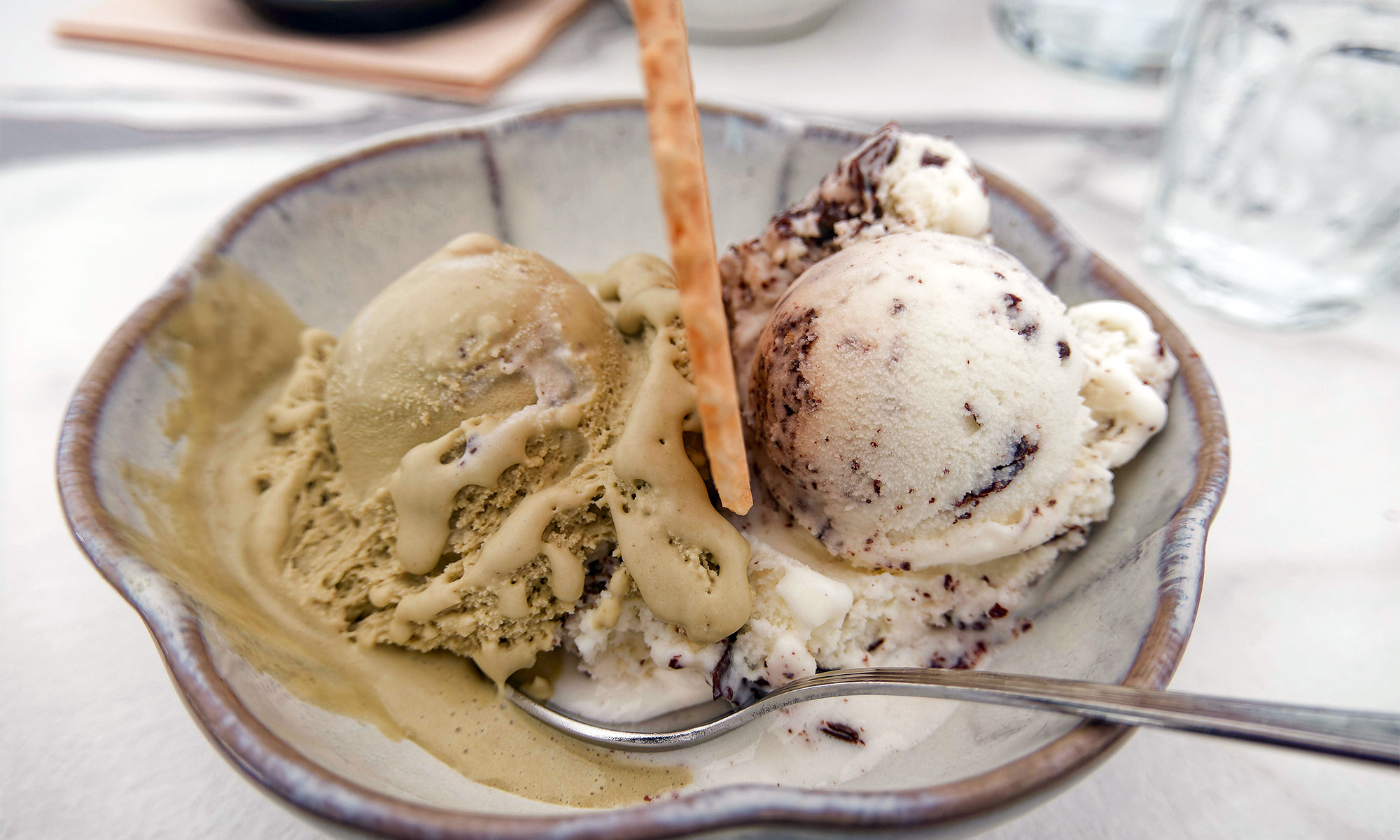 Die Eisorten Pistazie und Stracciatella auf einer Schale.
