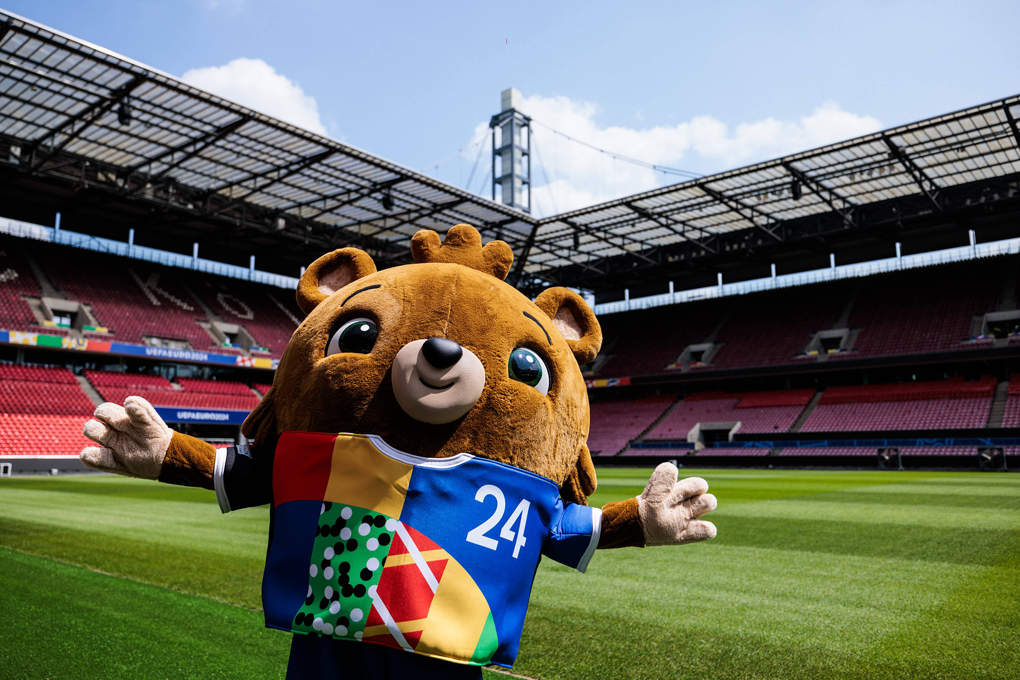 Das Foto zeigt das EM-Maskotten Albärt im Rheinenergie Stadion