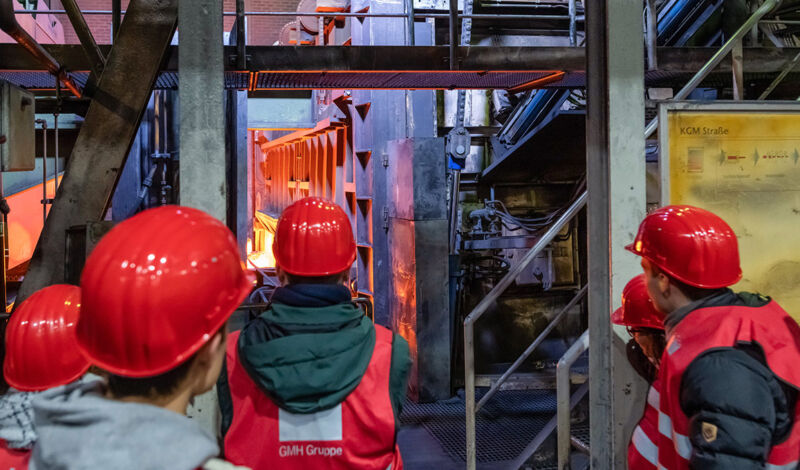 Besucher bei der Nacht der Technik Köln
