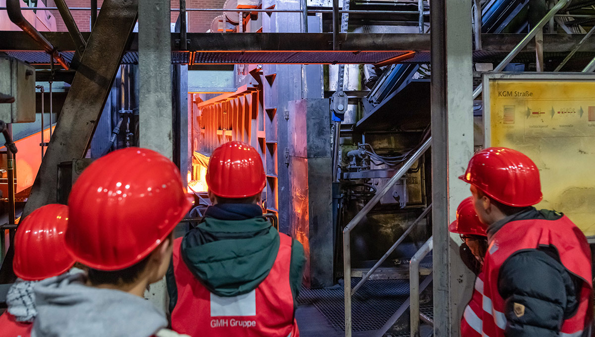 Besucher bei der Nacht der Technik Köln