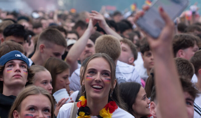 Das Foto zeigt Fans beim Public Viewing in Köln