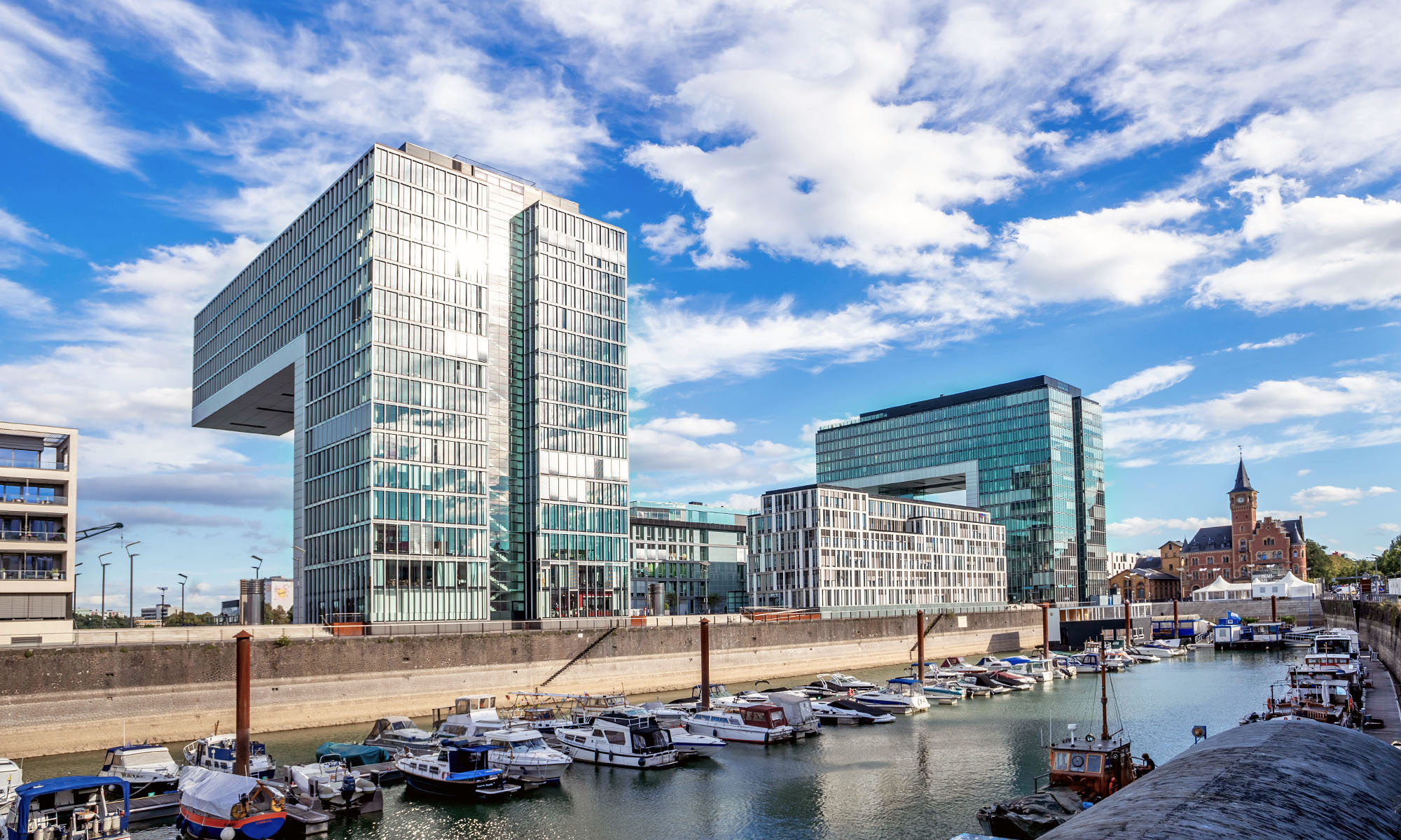 Der Kölner Rheinauhafen mit Kranhäusern