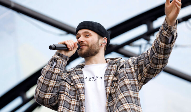 Frontmann Roman Lob von der Band Stadtrand bei einem Auftritt