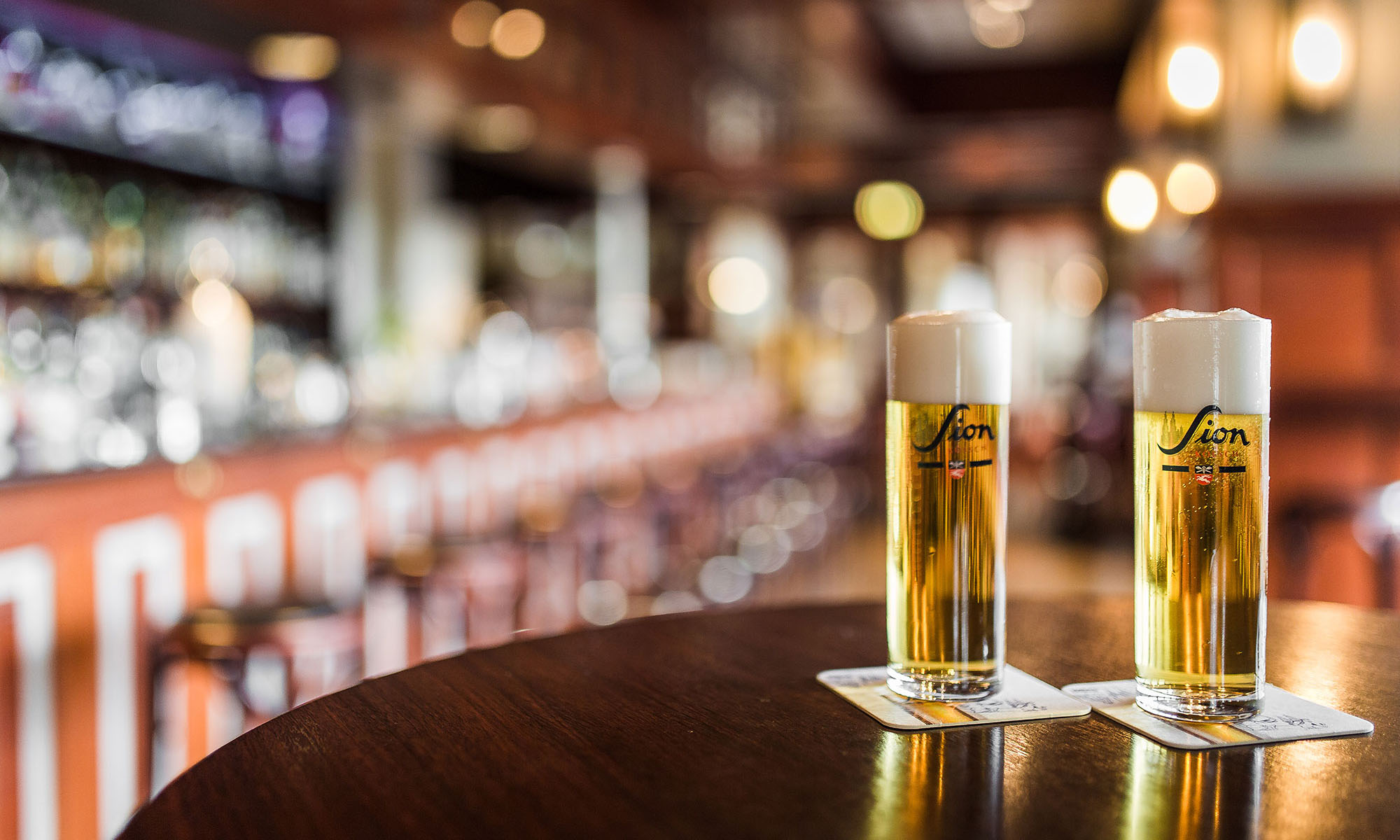 Zwei Gläser Kölsch auf einem Tisch in einer Kneipe