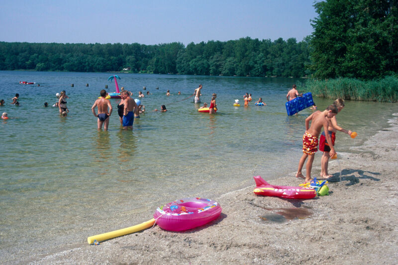 Das Foto zeigt Badegäste im Strandbad am Liblarer See.