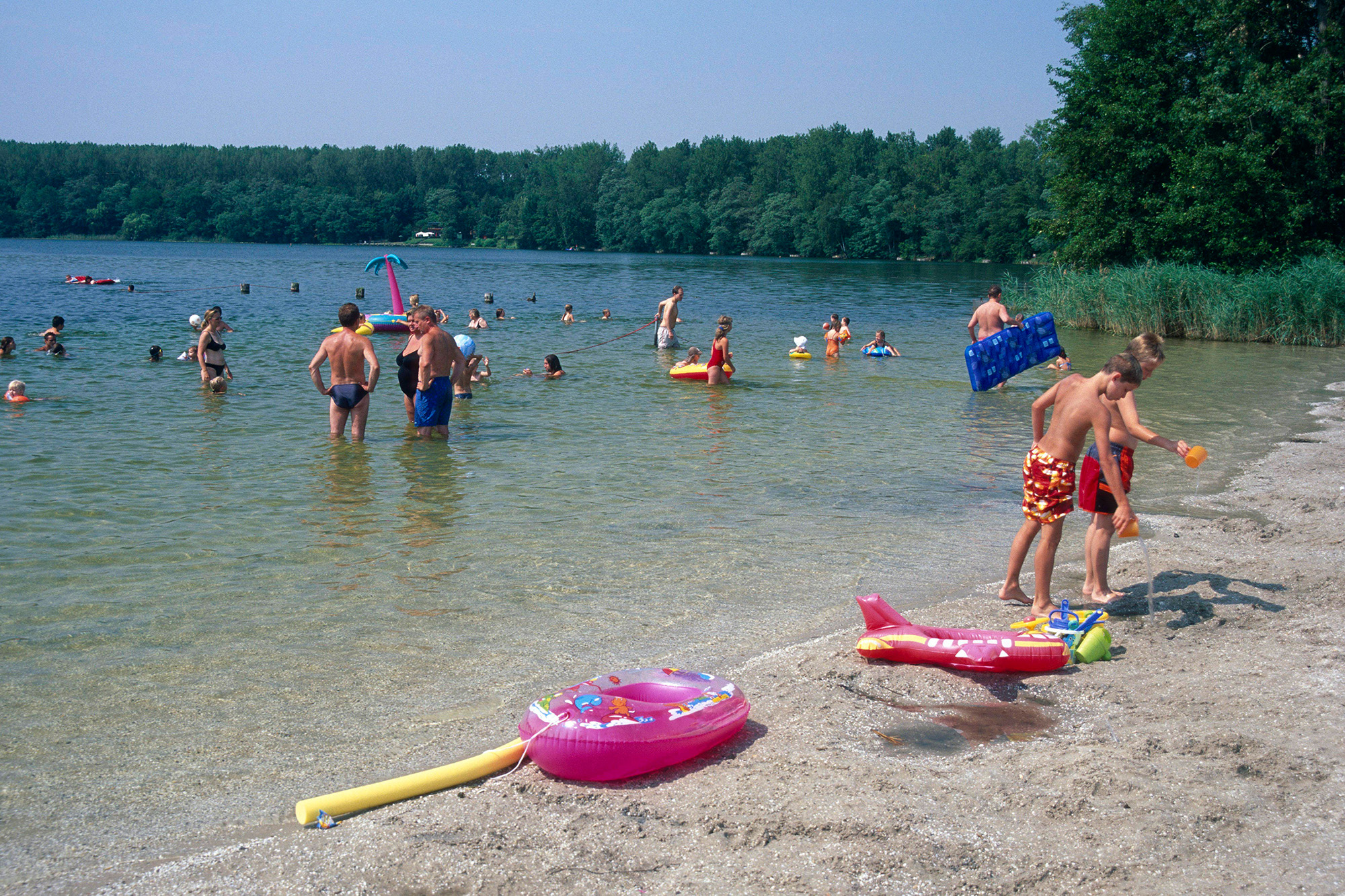 Das Foto zeigt Badegäste im Strandbad am Liblarer See.