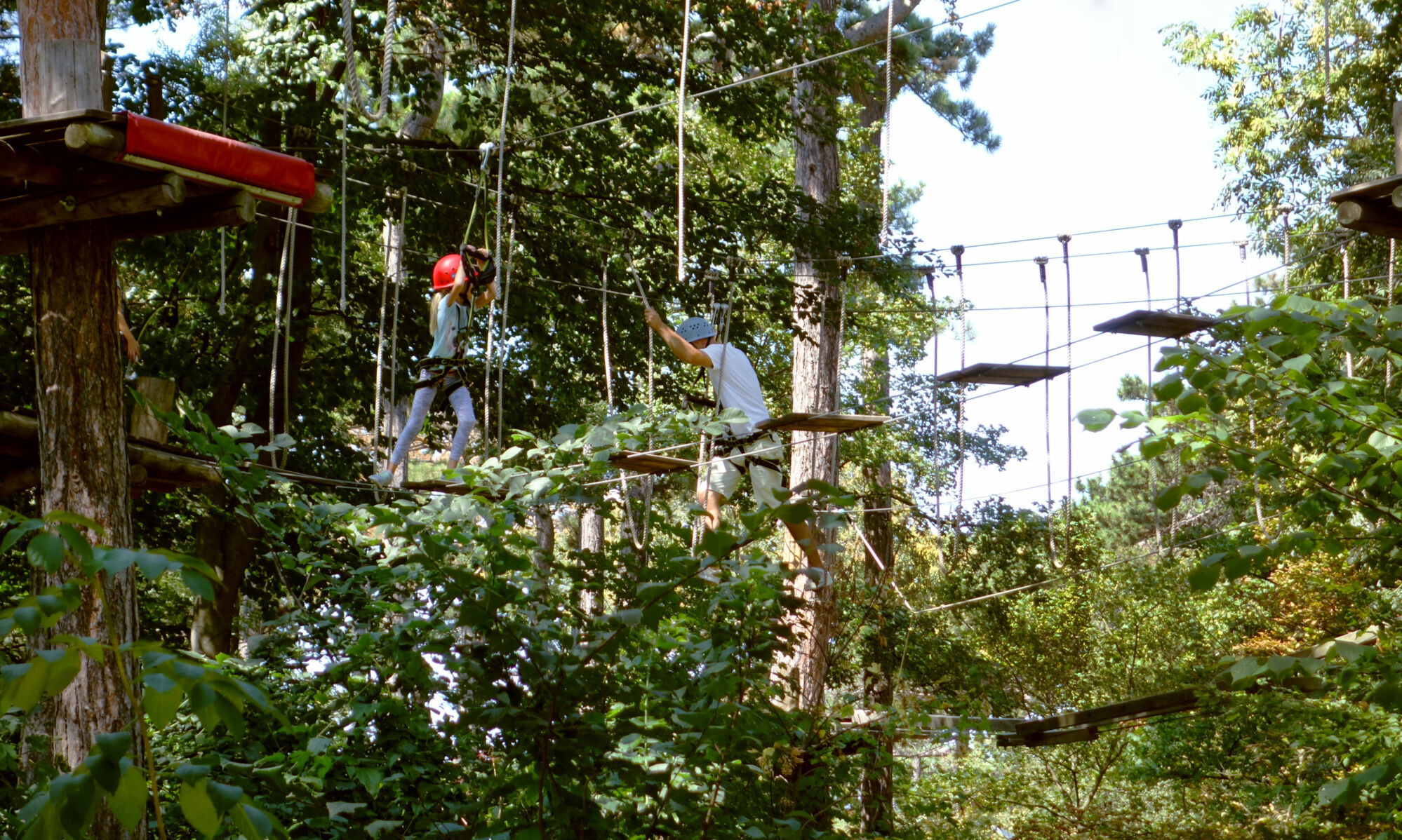 Mädchen mit Vater im Klettergarten