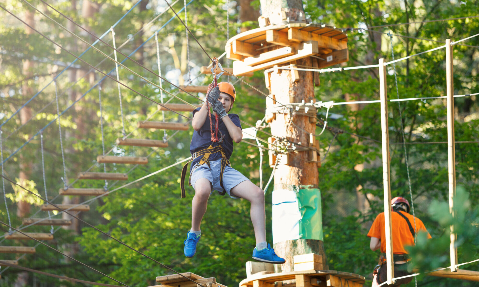 Junge im Kletterwald