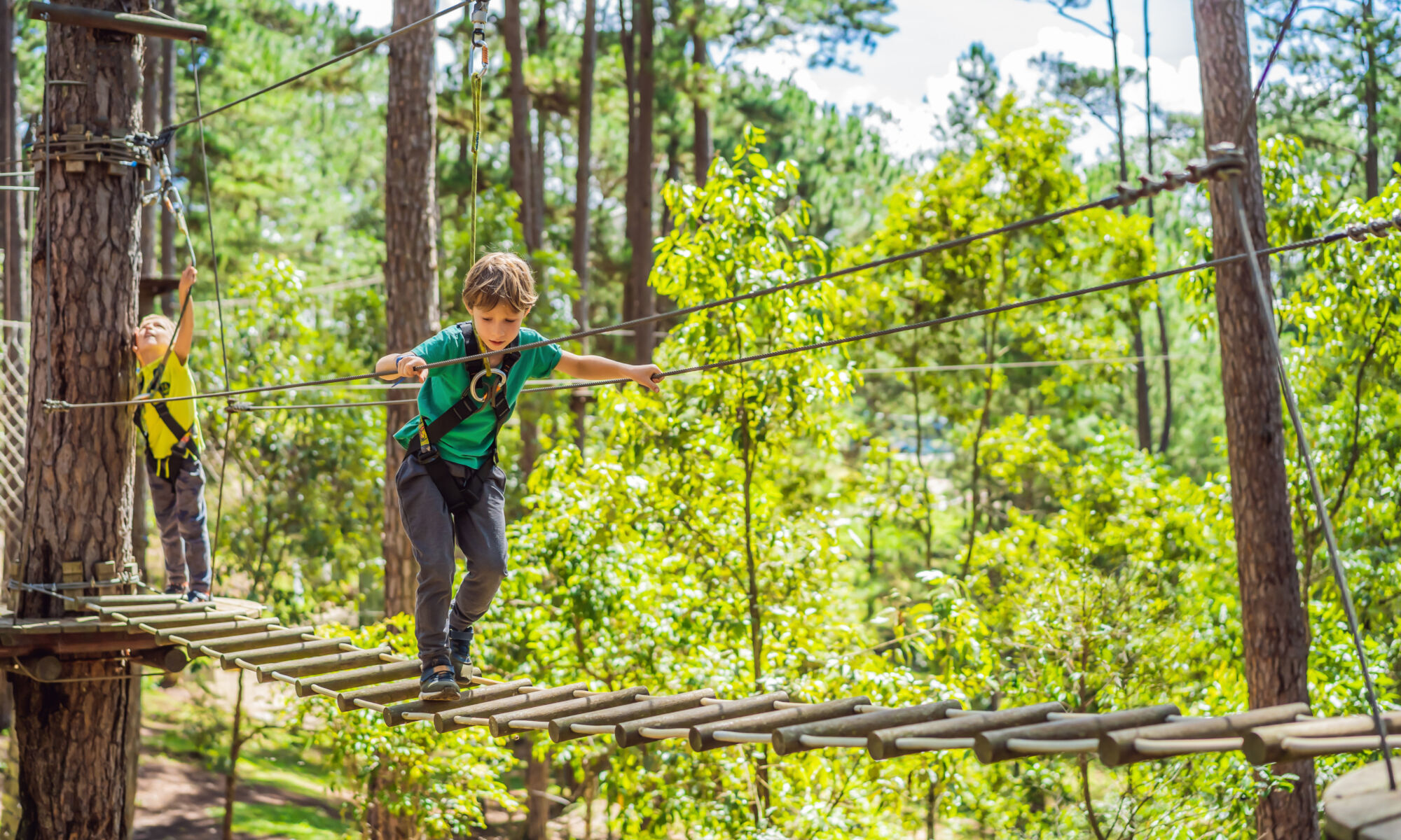 Junge im Kletterwald