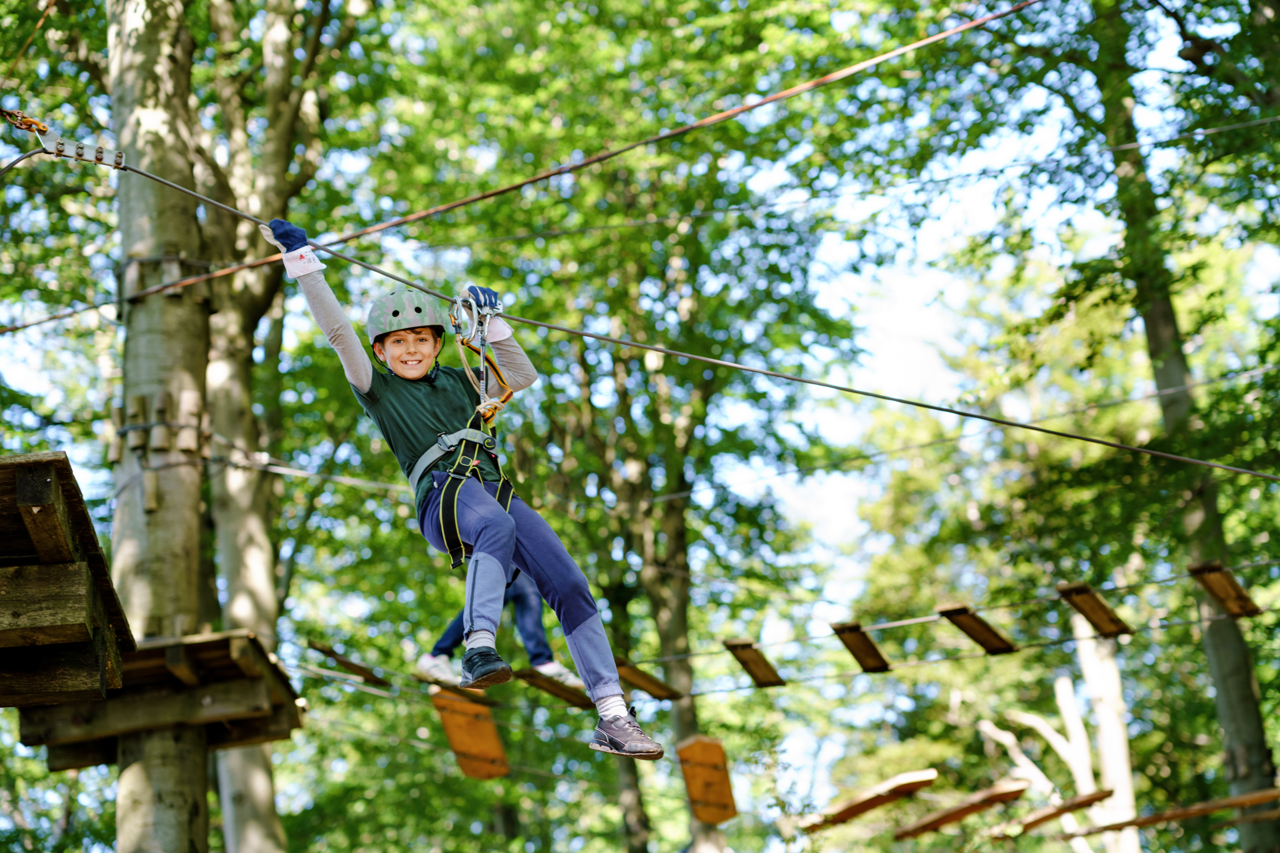 Junge im Kletterwald