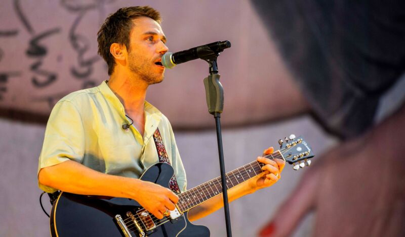 Clueso live bei einem Konzert