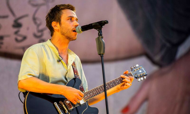 Clueso live bei einem Konzert