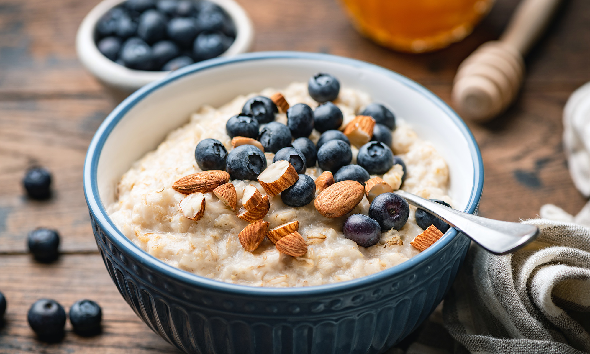 Eine Schale Haferflocken mit Beeren und Mandeln