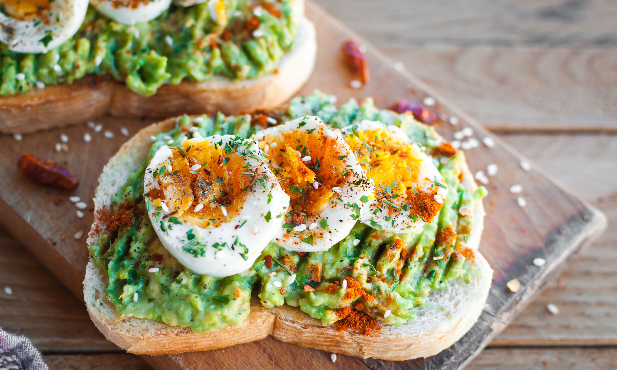 Toastbrot mit Guacamole und in Scheiben geschnittenem Ei.