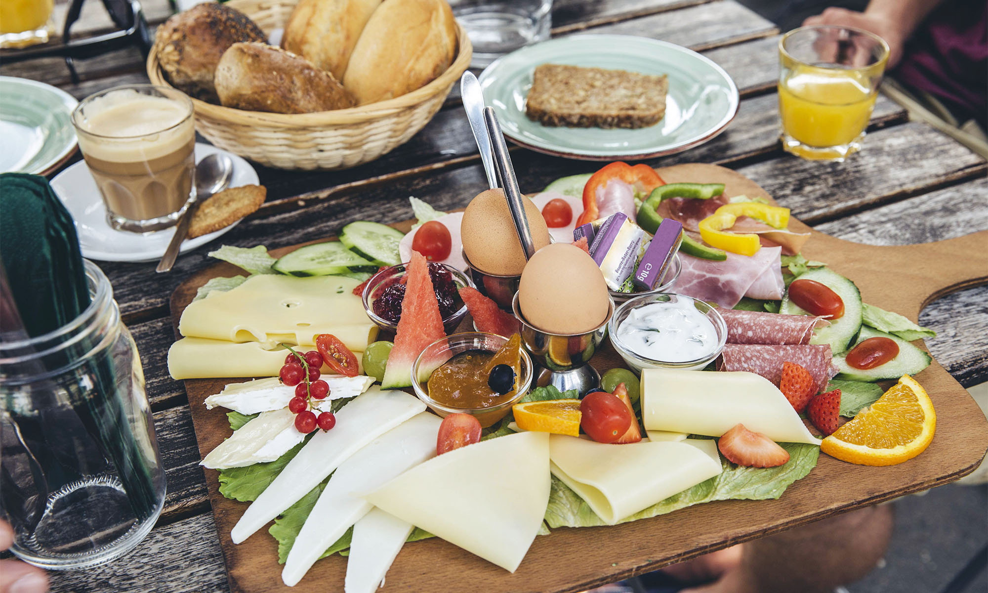 Ein reichhaltig gedeckter Frühstückstisch.