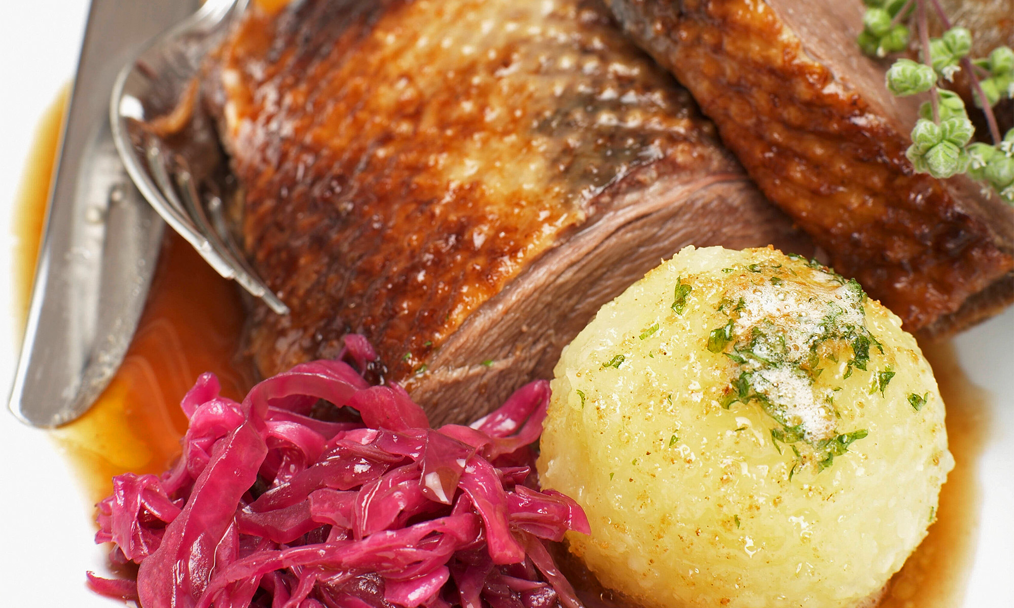 Ein Gänsebraten mit Kartoffelkloß und Rotkohl