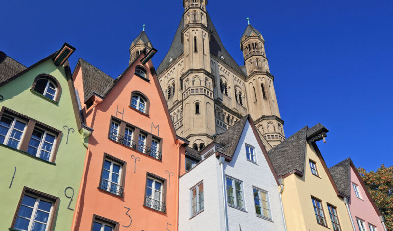 Die bunten Giebelhäuser in der Kölner Altstadt mit Groß St. Martin imHintergrund