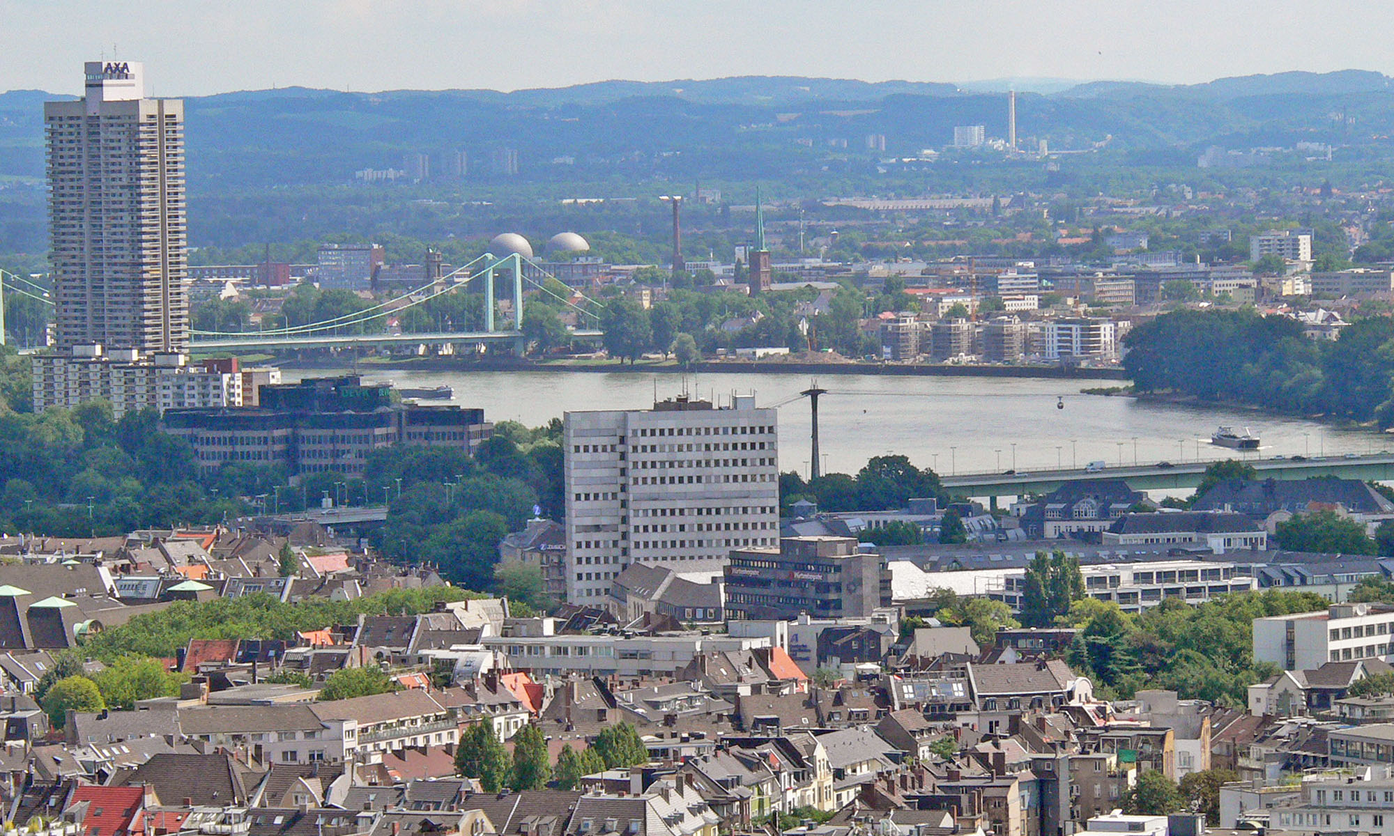 Blick von oben auf den Kölner Norden und Mülheim mit Zoobrück, Rhein und Mülheimer Brücke