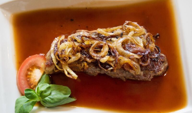 Rostbraten mit Zwiebeln und brauner Soße