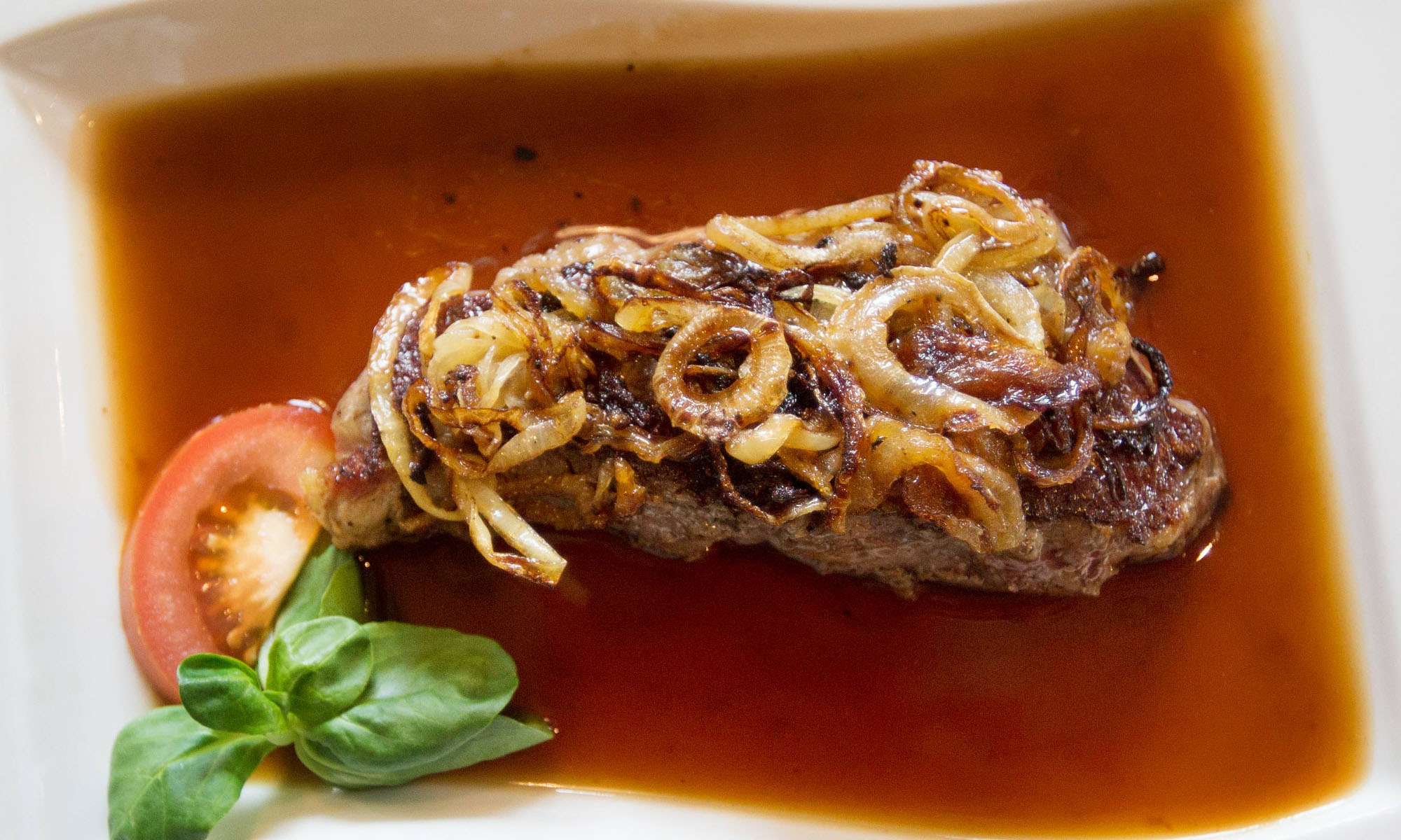 Rostbraten mit Zwiebeln und brauner Soße