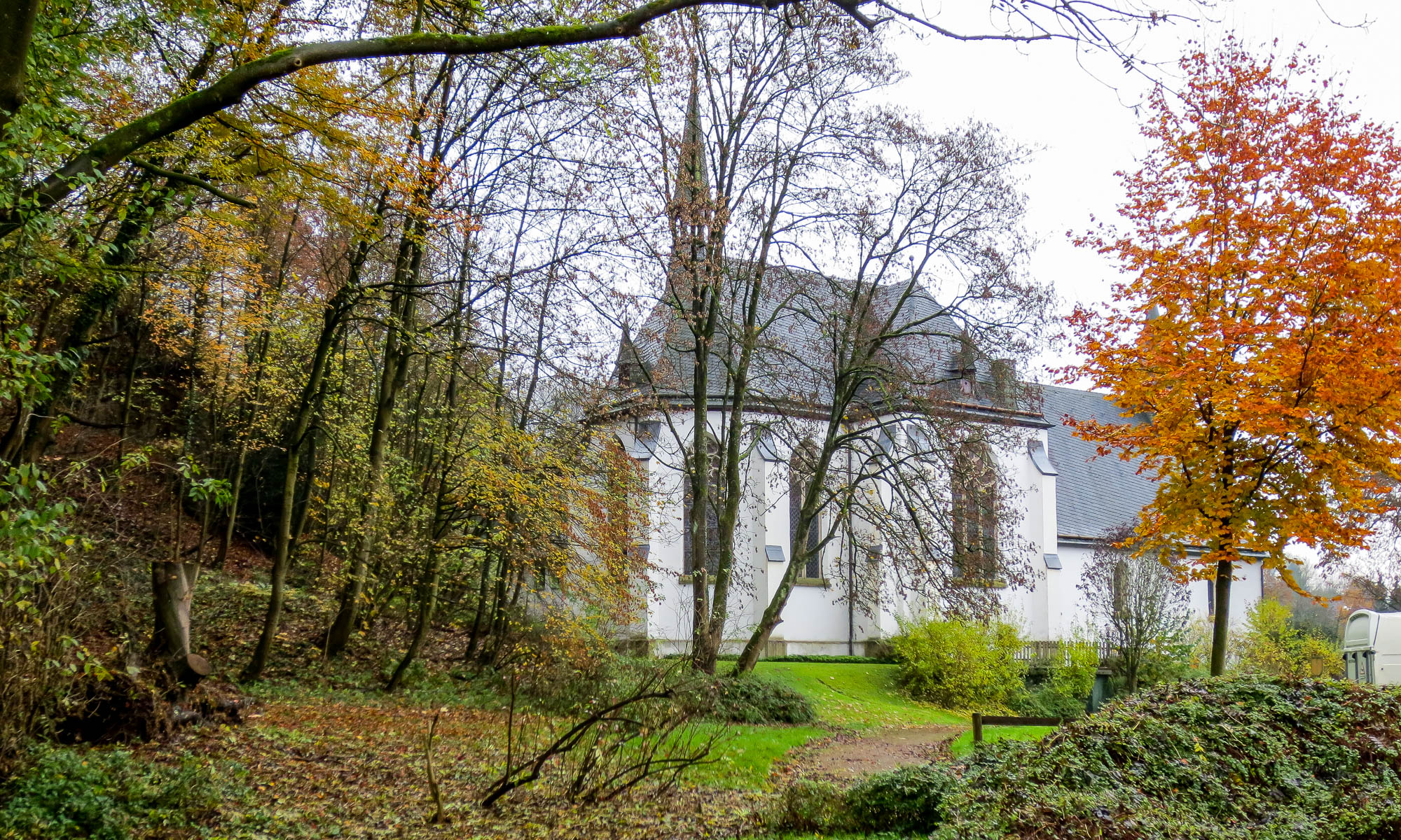 Die Kirche St. Johann-Baptist in Herrenstrunden von außen