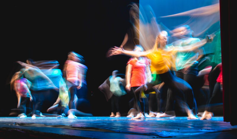 Tänzer auf der Bühne eines Theaters