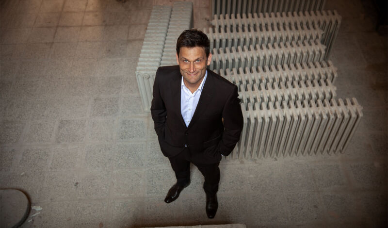 Der Satiriker Christian Ehring in einem Raum mit Heizkörpern