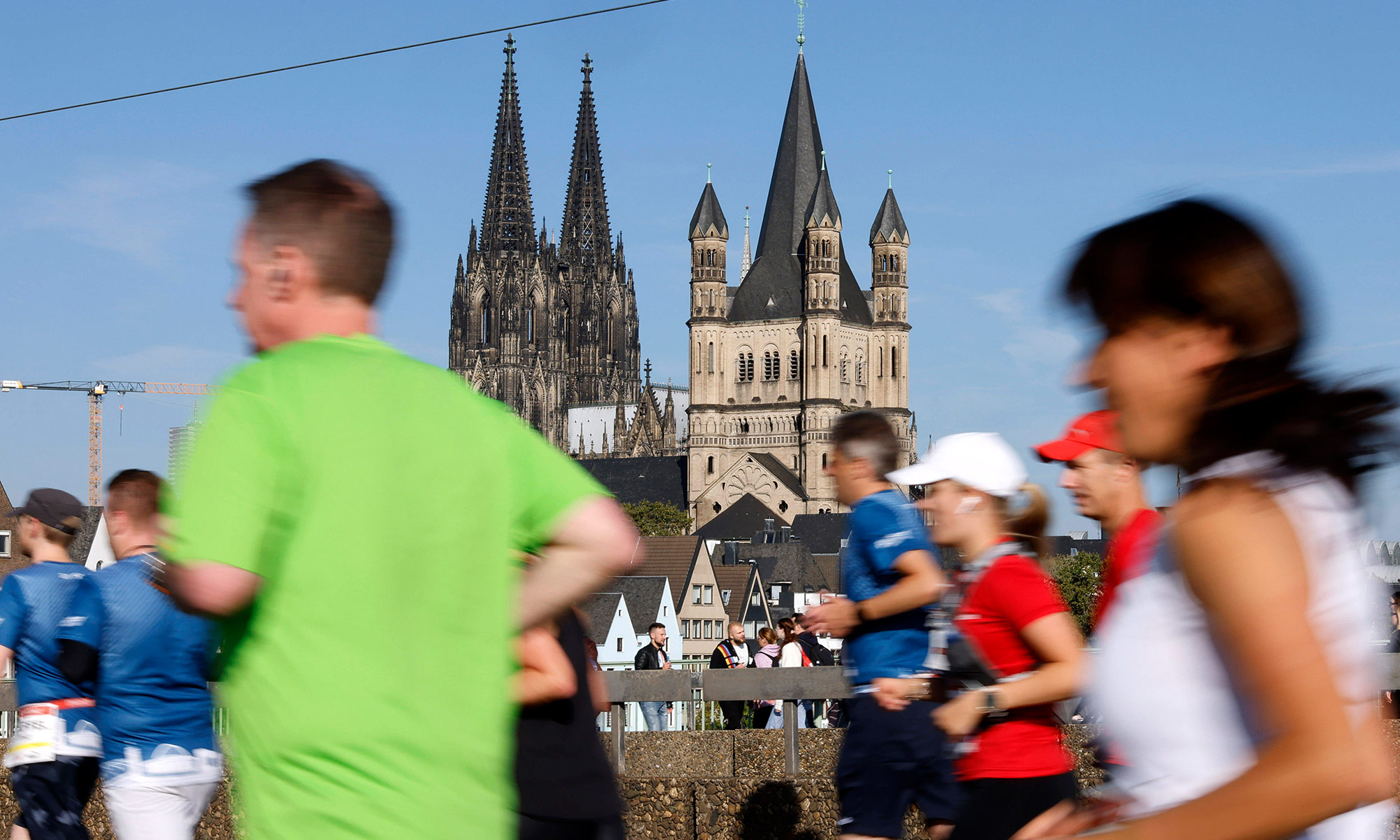 Läufer beim Köln Marathon von hinten, im Hintergrund der Kölner Dom