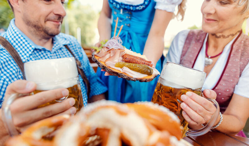 Mann und Frau mit Bierkrügen auf dem Oktoberfest
